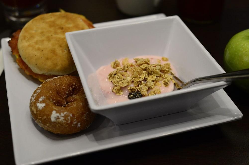 Hyatt Place Indianapolis Airport Экстерьер фото
