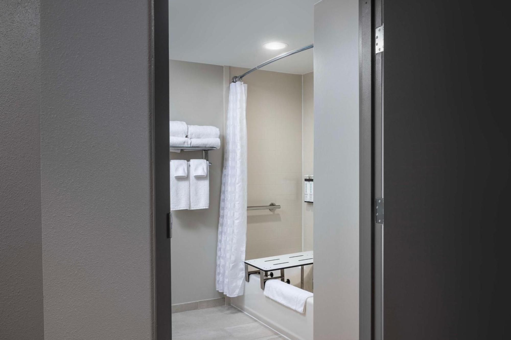 Hyatt Place Indianapolis Airport Экстерьер фото